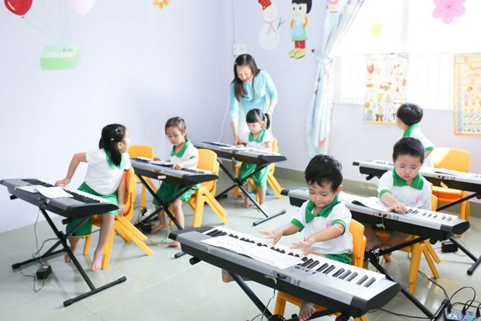 Tranh trang trí chủ đề âm nhạc rất được ưa chuộng với màu sắc tươi sáng, xanh mát Tranh trang trí chủ đề âm nhạc rất được ưa chuộng với màu sắc tươi sáng, xanh mát