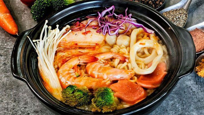 Nồi đất nấu mì cay là đồ gia dụng cần thiết và thân thuộc trong mỗi căn bếp người Việt Nồi đất nấu mì cay là đồ gia dụng cần thiết và thân thuộc trong mỗi căn bếp người Việt