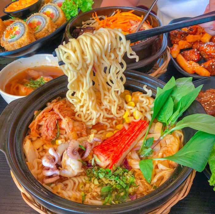 Nồi đất nấu mì với đa dạng kiểu dáng và kích cỡ khác nhau Nồi đất nấu mì với đa dạng kiểu dáng và kích cỡ khác nhau