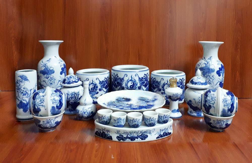 Bộ đồ thờ 3 bát hương gốm sứ Bát Tràng đầy đủ men Xanh lam cỡ nhỏ