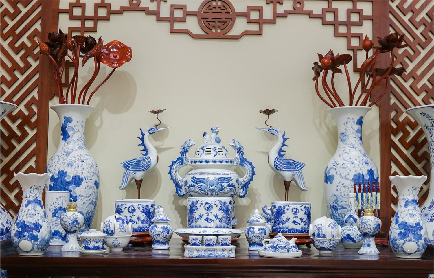 Xưởng sản xuất đồ thờ vẽ sen xanh chuẩn gốm sứ bát tràng ban thờ gia tiên uy tín, chất lượng