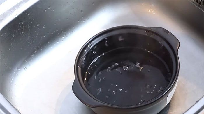 Bạn nên lấy nước nóng khi nấu để tránh gây sốc nhiệt cho nồi đất Bạn nên lấy nước nóng khi nấu để tránh gây sốc nhiệt cho nồi đất