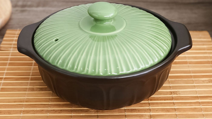 Nồi đất chất lượng kém khi đun nấu ở nhiệt độ cao quá lâu dẫn đến dễ bị nứt, vỡ gây hậu quả cực kỳ nguy hiểm Nồi đất chất lượng kém khi đun nấu ở nhiệt độ cao quá lâu dẫn đến dễ bị nứt, vỡ gây hậu quả cực kỳ nguy hiểm