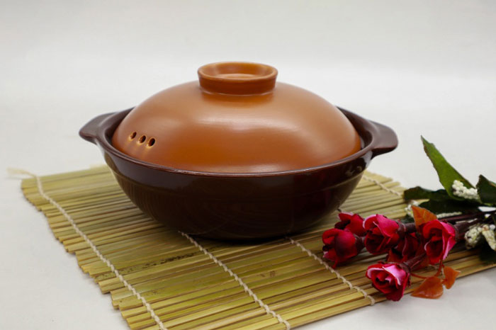 Nồi vừa đun xong còn nóng, bạn không nên đặt nồi lên bề mặt lạnh, khiến nồi sốc nhiệt bị nứt vỡ Nồi vừa đun xong còn nóng, bạn không nên đặt nồi lên bề mặt lạnh, khiến nồi sốc nhiệt bị nứt vỡ
